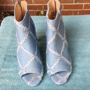 IT’S COMFORTABLE Denim Heels